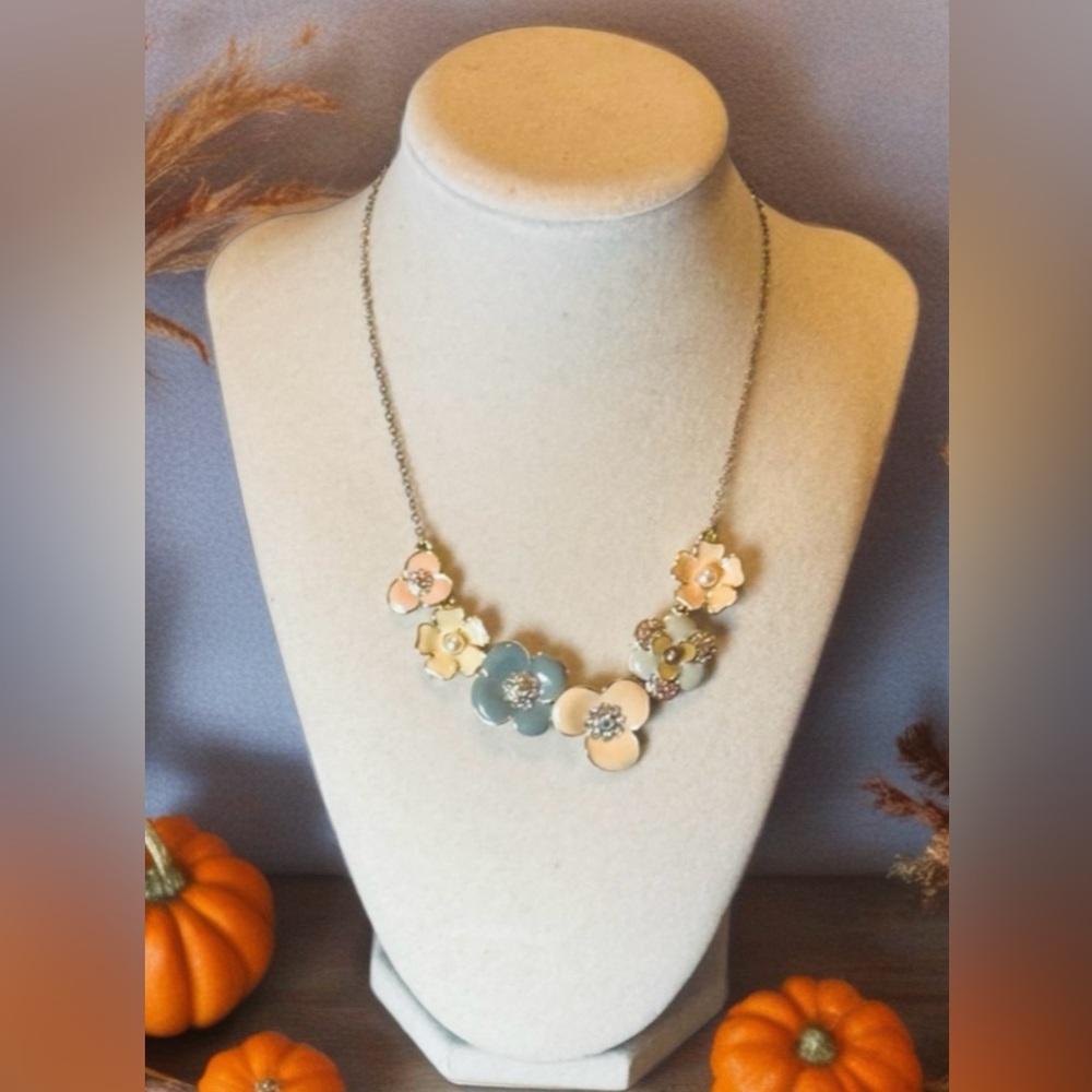 Elegant Multicolor Floral Necklace